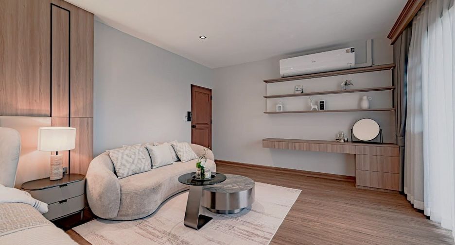 For rent and for sale 5 bedrooms house in Phra Khanong, Bangkok