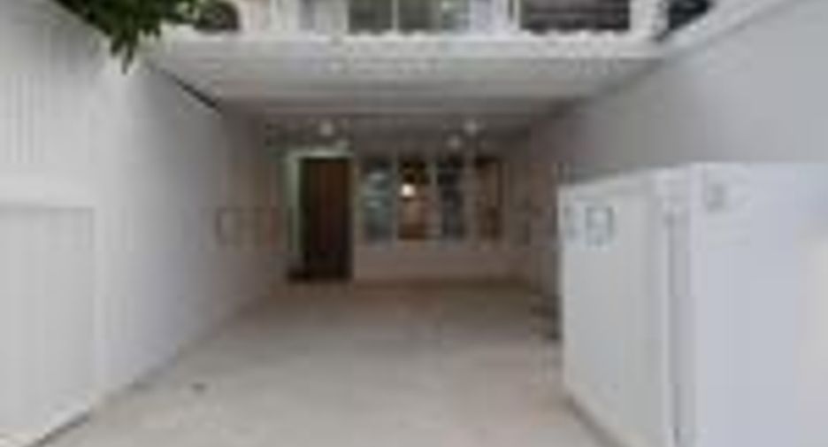 For rent 2 bedrooms townhouse in Watthana, Bangkok