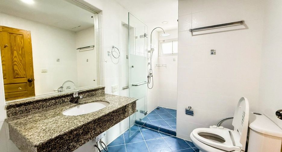 Apartamento en alquiler de 3 habitaciones en Khlong Toei, Bangkok