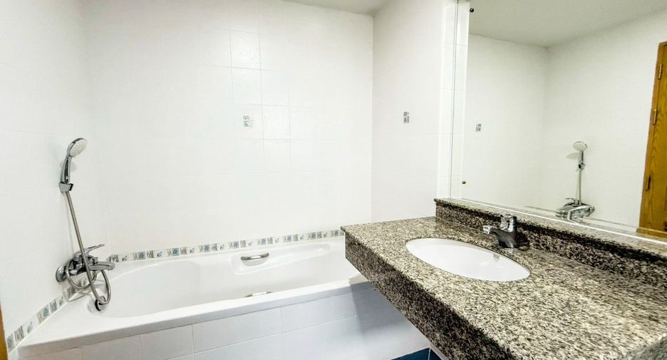 Apartamento en alquiler de 3 habitaciones en Khlong Toei, Bangkok