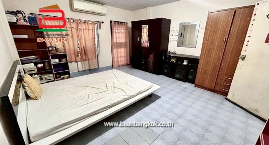 À vendre 2 chambres maison de ville à Wang Thonglang, Bangkok