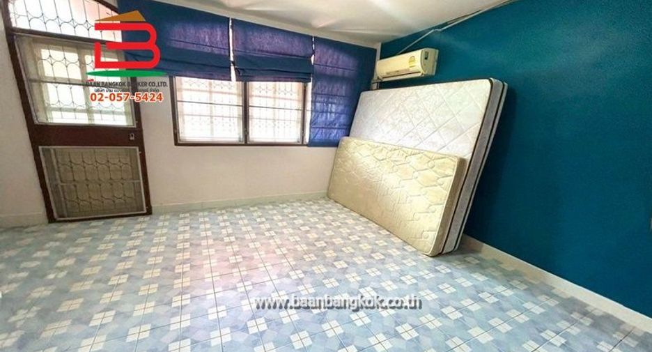 À vendre 2 chambres maison de ville à Wang Thonglang, Bangkok