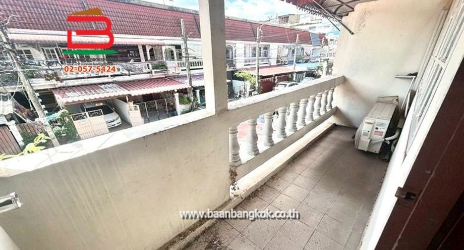 À vendre 2 chambres maison de ville à Wang Thonglang, Bangkok