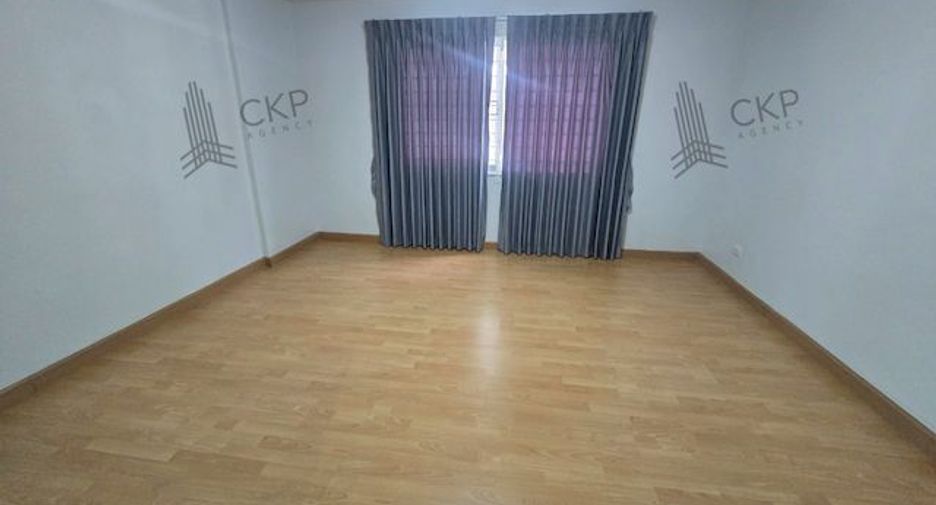 For sale 4 bedrooms townhouse in Chatuchak, Bangkok
