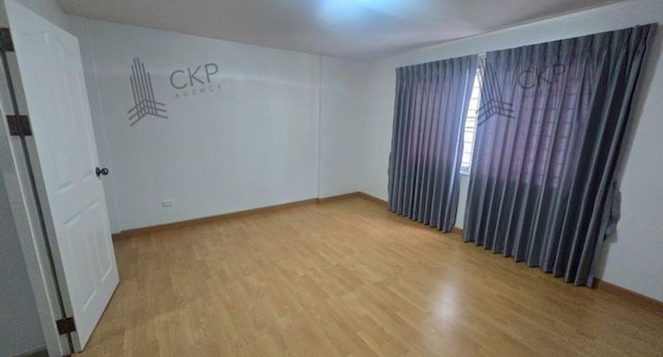 For sale 4 bedrooms townhouse in Chatuchak, Bangkok