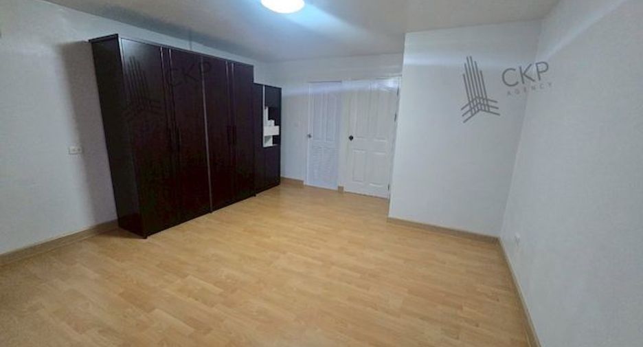 For sale 4 bedrooms townhouse in Chatuchak, Bangkok