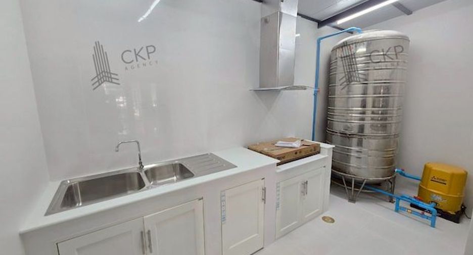 For sale 4 bedrooms townhouse in Chatuchak, Bangkok