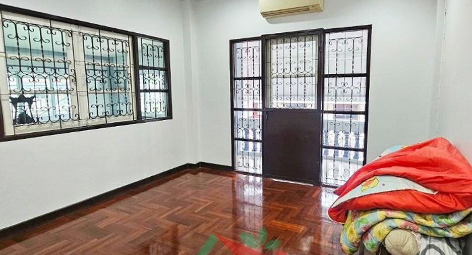 Casa adosada en venta de 4 habitaciones en Nong Khaem, Bangkok