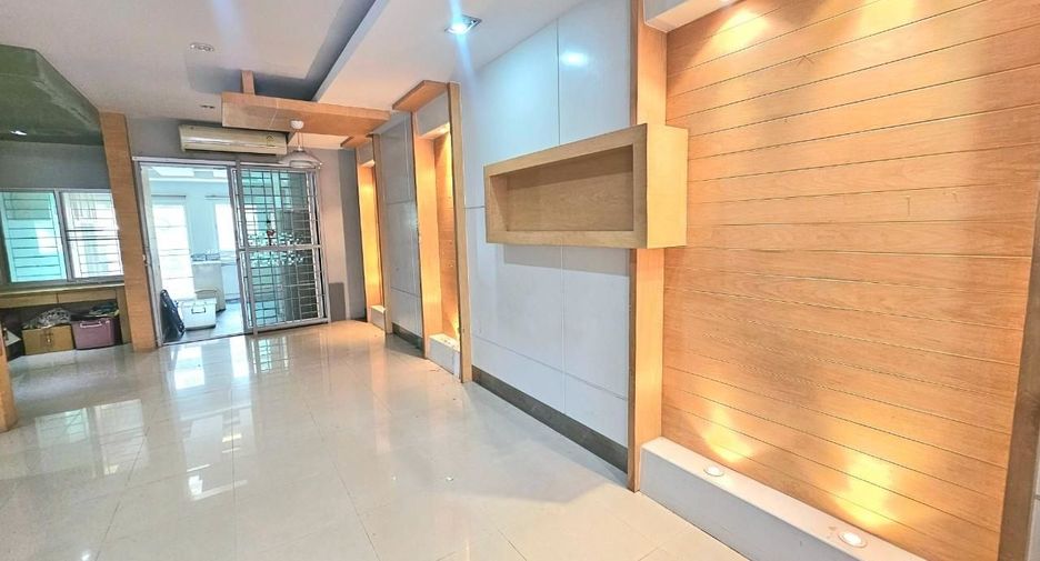 出售 3 卧室 联排别墅 在 Lat Phrao, 曼谷