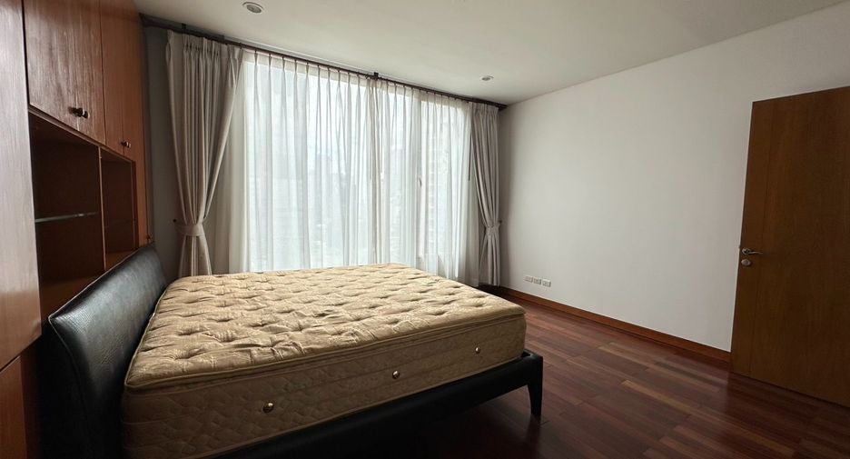 For rent 2 bedrooms condo in Pathum Wan, Bangkok