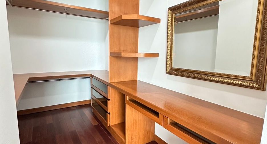 For rent 2 bedrooms condo in Pathum Wan, Bangkok