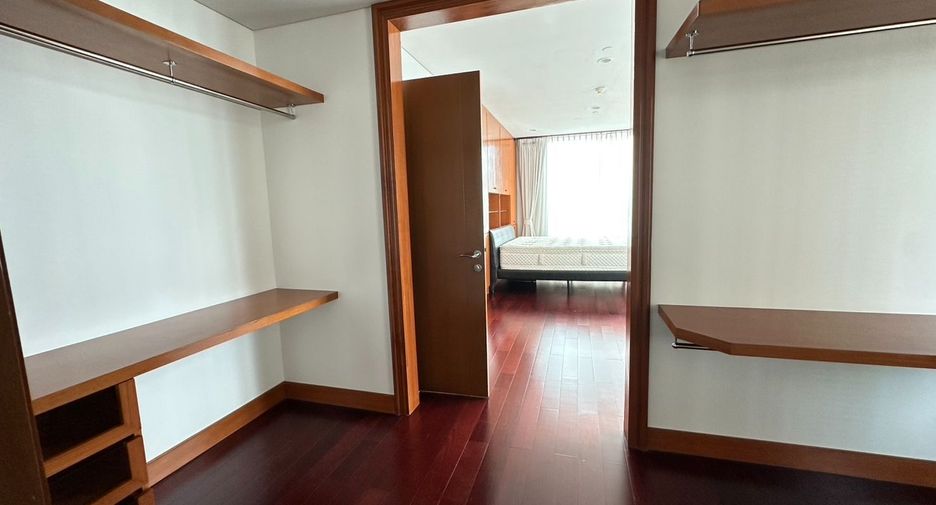 For rent 2 bedrooms condo in Pathum Wan, Bangkok