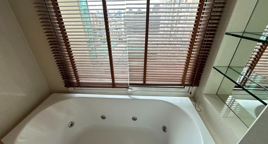 For rent 2 bedrooms condo in Pathum Wan, Bangkok