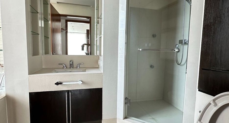 For rent 2 bedrooms condo in Pathum Wan, Bangkok