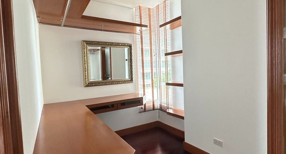 For rent 2 bedrooms condo in Pathum Wan, Bangkok