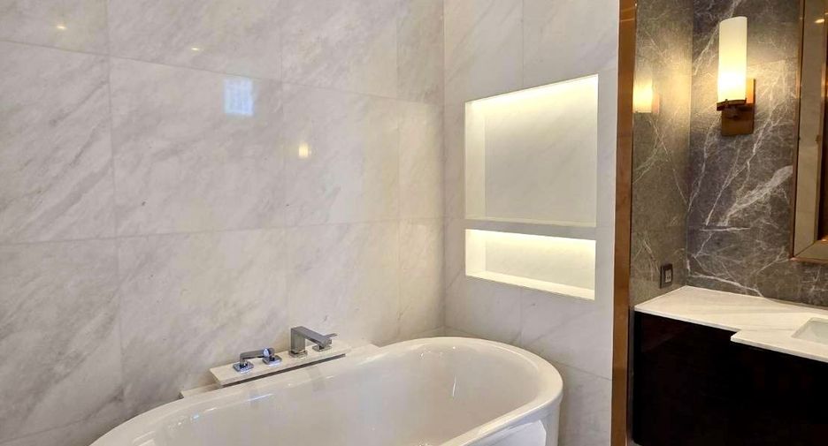 For rent and for sale 2 bedrooms condo in Pathum Wan, Bangkok