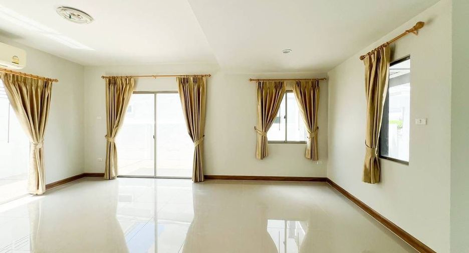 Casa en venta de 3 habitaciones en Si Racha, Chonburi