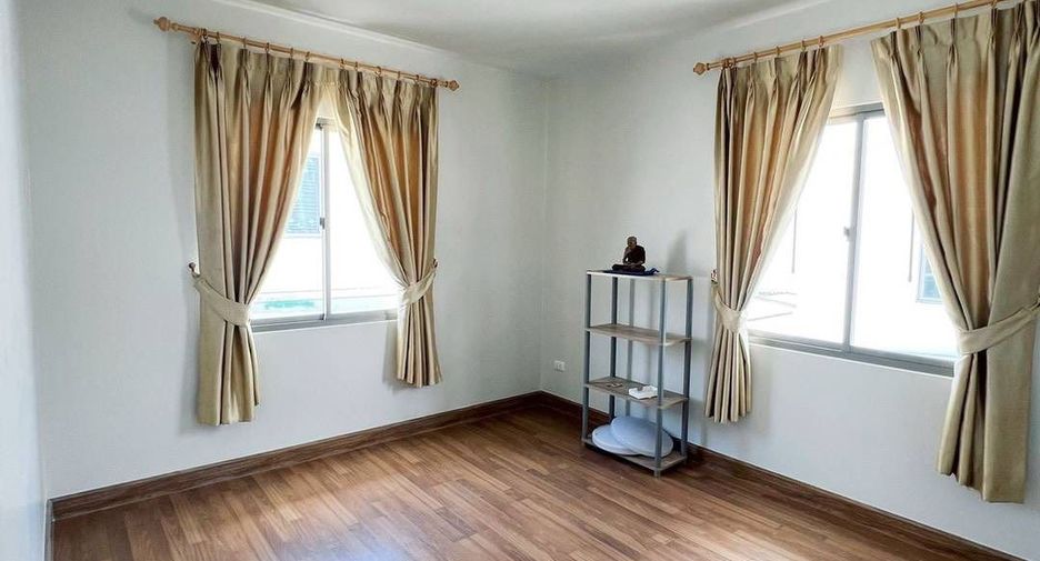 Casa en venta de 3 habitaciones en Si Racha, Chonburi