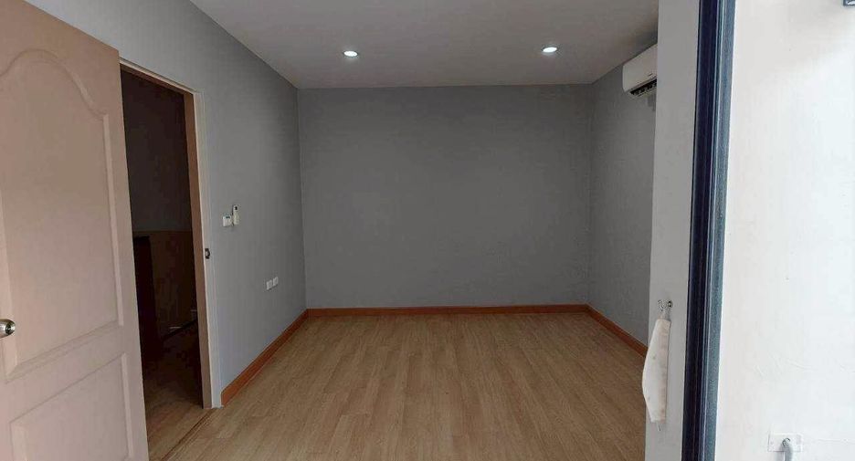 For sale 3 bedrooms townhouse in Prawet, Bangkok