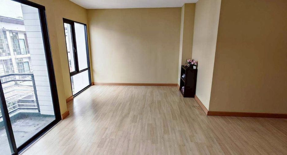 For sale 3 bedrooms townhouse in Prawet, Bangkok
