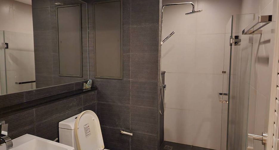 For rent 3 bedrooms condo in Phaya Thai, Bangkok