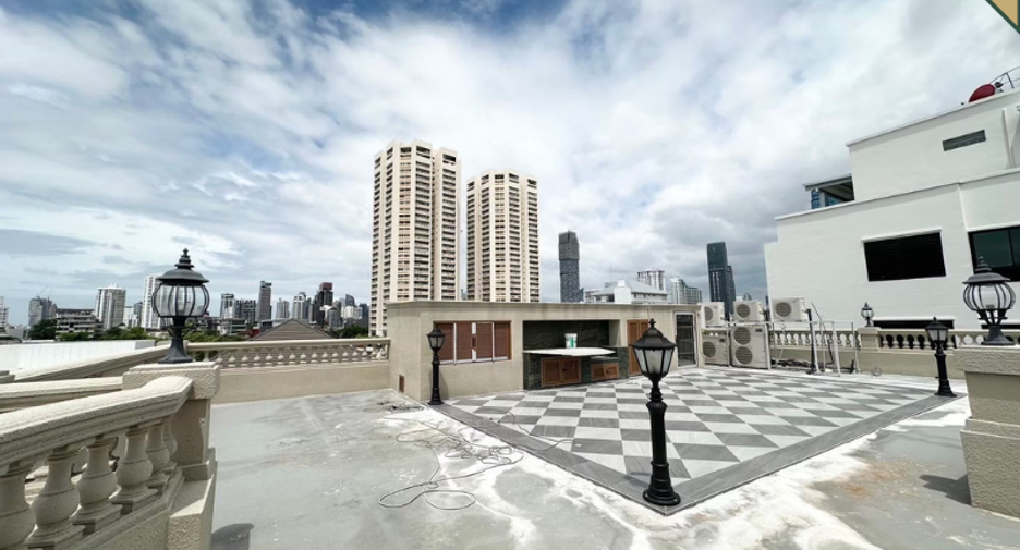 For sale 4 bedrooms house in Watthana, Bangkok