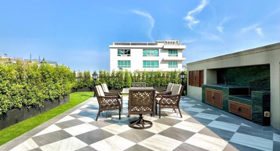 For sale 4 bedrooms house in Watthana, Bangkok