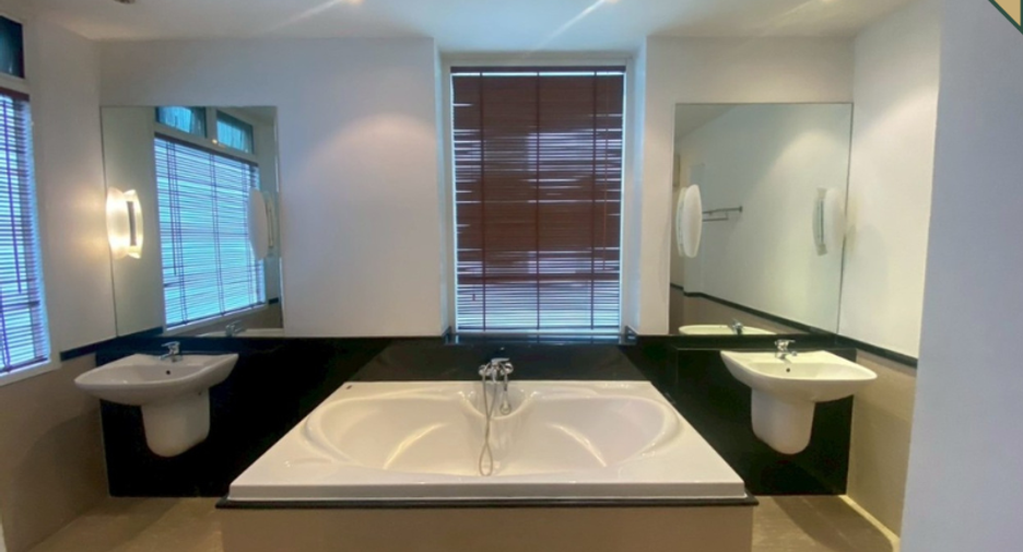For rent 4 bedrooms condo in Watthana, Bangkok