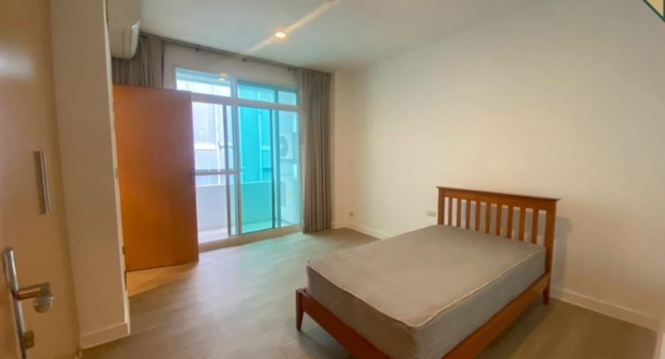 For rent 4 bedrooms condo in Watthana, Bangkok