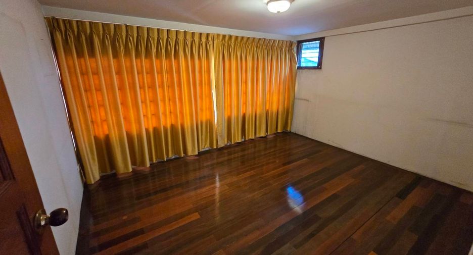 For sale 4 bedrooms house in Bang Khun Thian, Bangkok