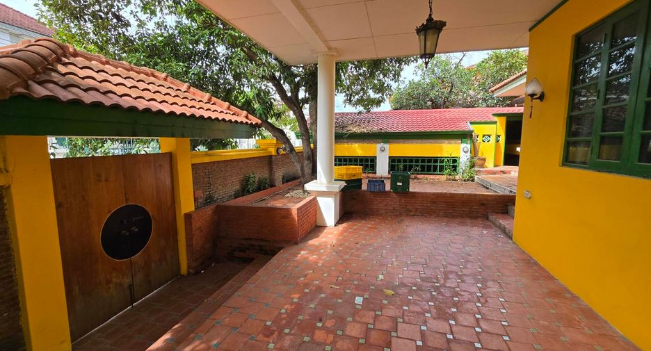 For sale 4 bedrooms house in Bang Khun Thian, Bangkok