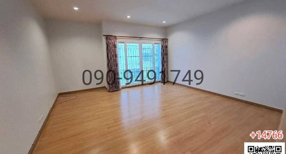 For rent 3 bedrooms townhouse in Suan Luang, Bangkok