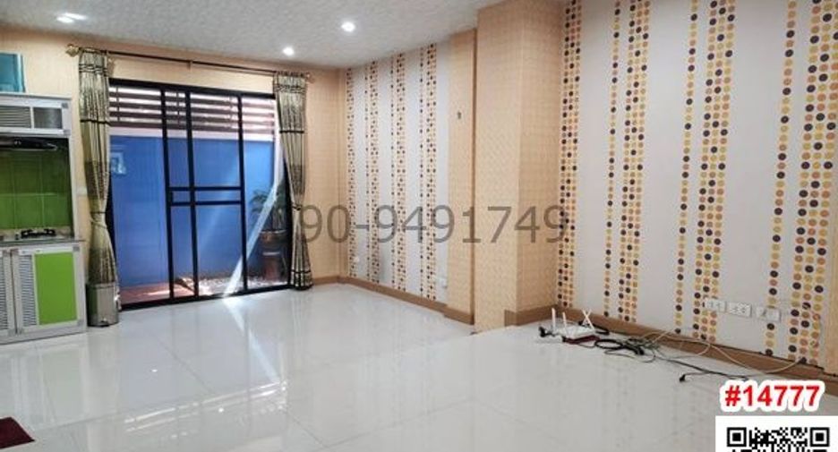 For rent 3 bedrooms condo in Mueang Samut Prakan, Samut Prakan