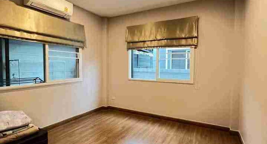 Casa en venta de 4 habitaciones en Lat Krabang, Bangkok