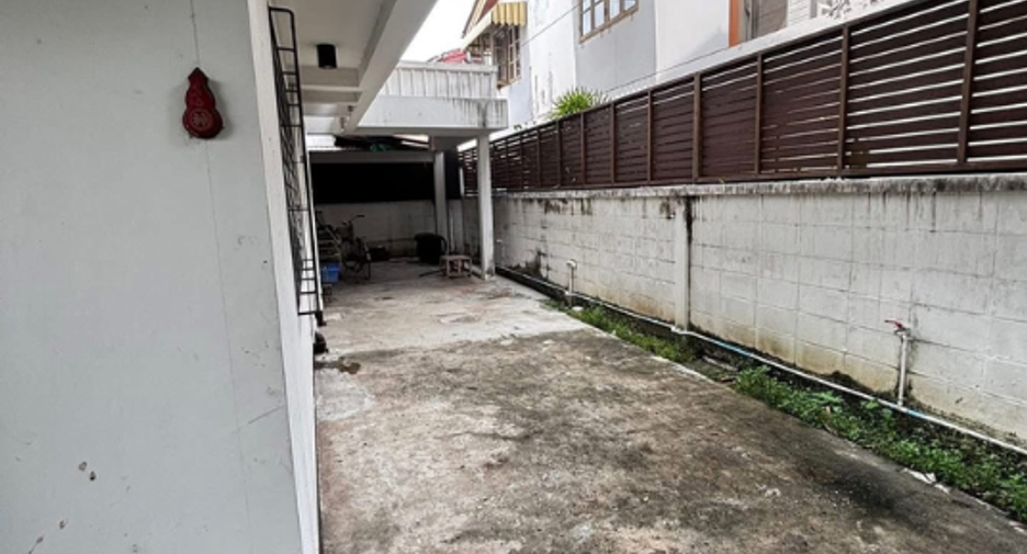 For rent 1 bed house in Watthana, Bangkok