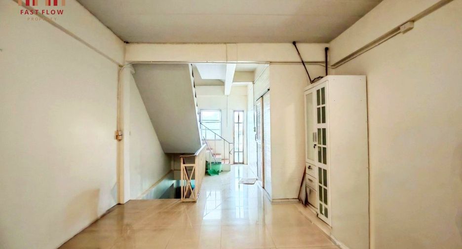 For sale 3 bedrooms retail Space in Lat Krabang, Bangkok