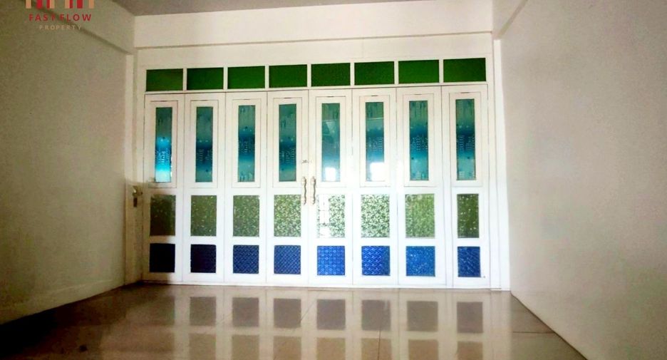 For sale 3 bedrooms retail Space in Lat Krabang, Bangkok