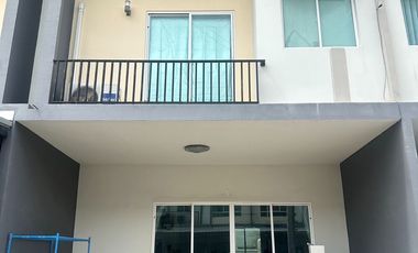 À vendre 3 chambres maison de ville à Sai Mai, Bangkok