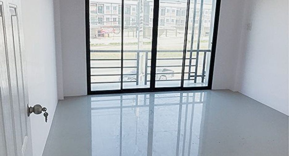 Local comercial en venta de 4 habitaciones en Ban Bueng, Chonburi