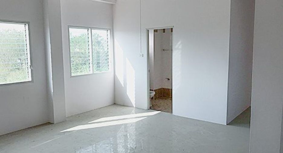 Local comercial en venta de 4 habitaciones en Ban Bueng, Chonburi