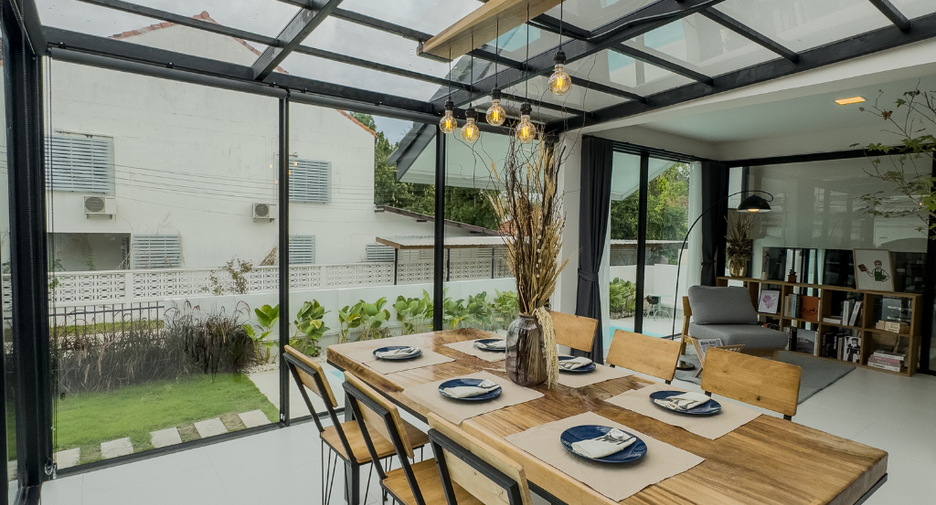 For rent 4 bedrooms villa in Mueang Chiang Mai, Chiang Mai