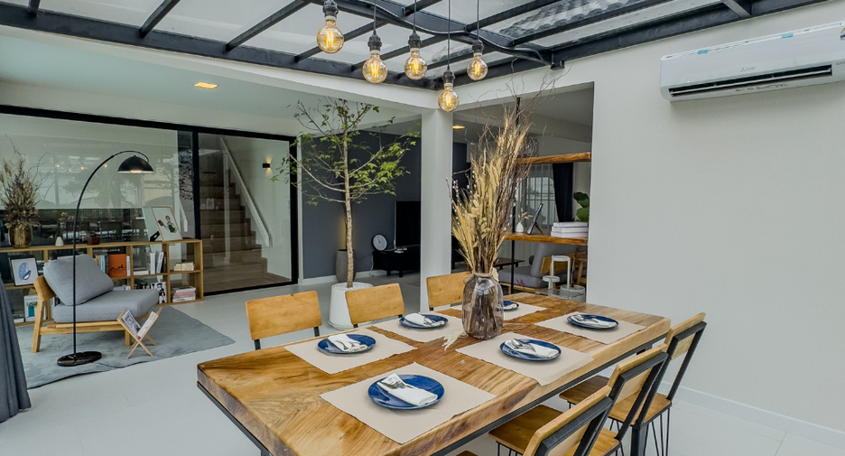 For rent 4 bedrooms villa in Mueang Chiang Mai, Chiang Mai