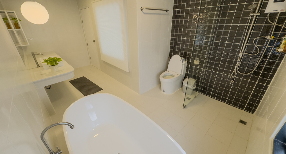 For rent 4 bedrooms villa in Mueang Chiang Mai, Chiang Mai