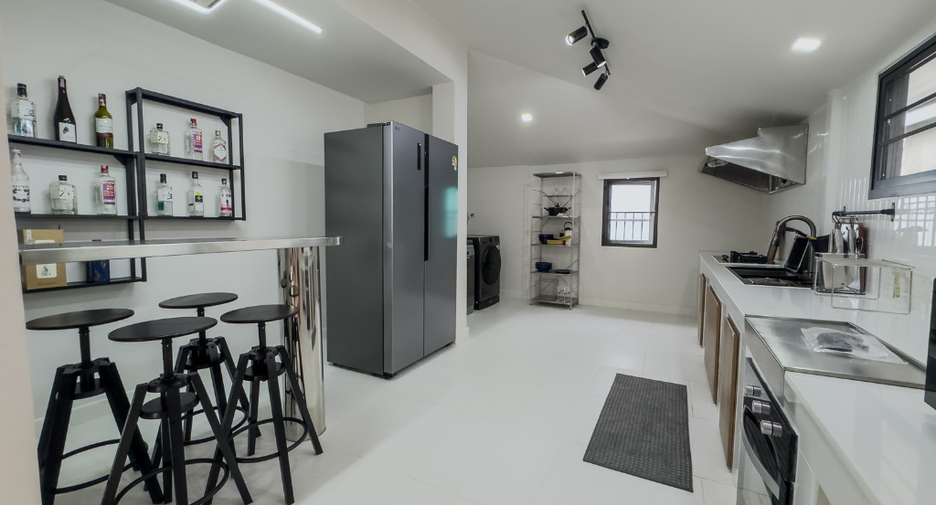 For rent 4 bedrooms villa in Mueang Chiang Mai, Chiang Mai