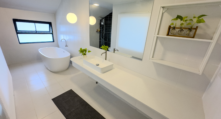 For rent 4 bedrooms villa in Mueang Chiang Mai, Chiang Mai