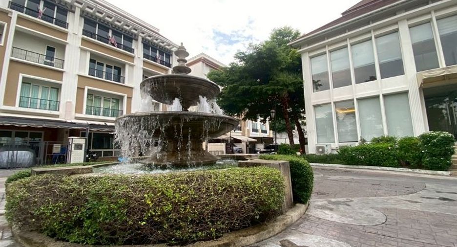 Casa adosada en venta de 2 habitaciones en Yan Nawa, Bangkok