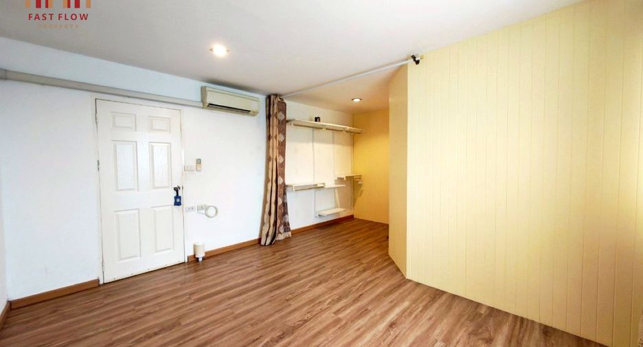 For sale 2 bedrooms condo in Wang Thonglang, Bangkok