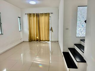 Casa adosada en alquiler y en venta de 3 habitaciones en Si Racha, Chonburi