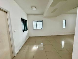Casa adosada en alquiler y en venta de 3 habitaciones en Si Racha, Chonburi