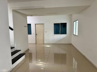 Casa adosada en alquiler y en venta de 3 habitaciones en Si Racha, Chonburi